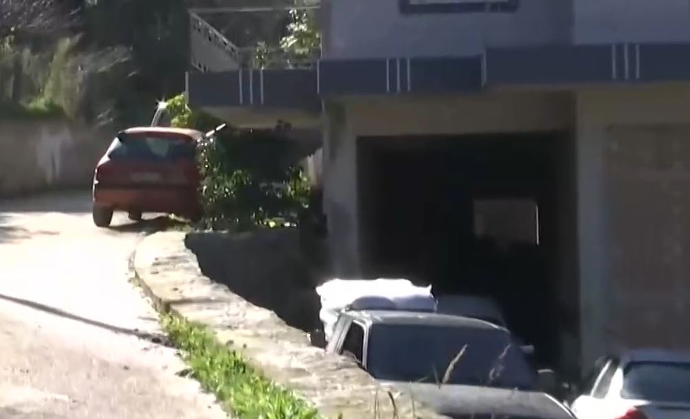 Τραγωδία στην Αχαΐα: Ο 25χρονος χτύπησε σε μπαλκόνι, ζαλίστηκε και έπεσε αγκαλιά με τον 3χρονο από την μάντρα – Αύριο η κηδεία του παιδιού