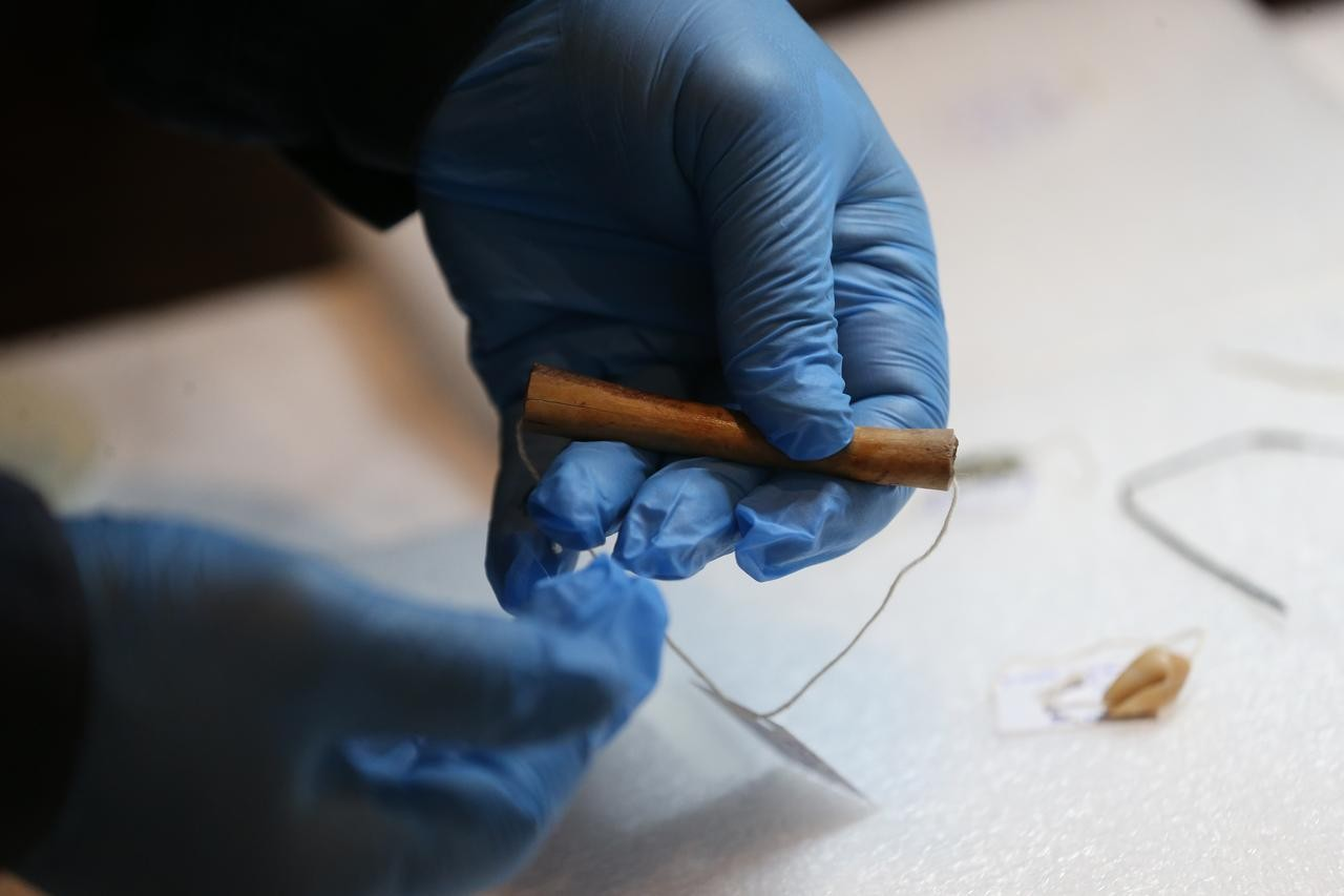 Η χρυσή σπειροειδής καρφίτσα που αποκαλύφθηκε στην Τροία μελετάται κατά τη διάρκεια διαδικασιών συντήρησης στο Μουσείο Τροίας, στα Δαρδανέλλια (Τσανάκκαλε), Τουρκία, στις 17 Νοεμβρίου 2025. Φωτογραφία: ΑΑ