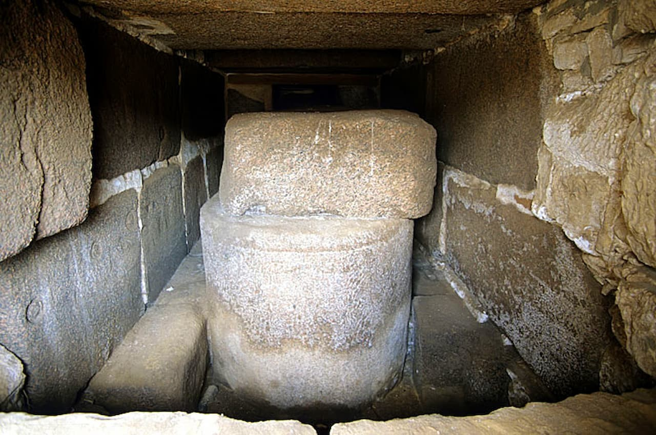 Σαρκοφάγος από τον τάφο του Οσορκόν Β'. Φωτογραφία: Roland Unger / Wikimedia Commons