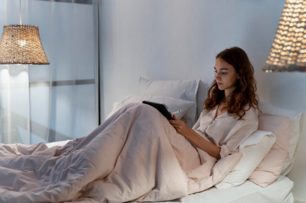 Ύπνος και ακαταστασία: Γιατί τα αντικείμενα κάτω από το κρεβάτι κρατούν το μυαλό σας σε εγρήγορση