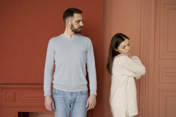 10 συμπεριφορές που μαρτυρούν πως κάποιος υποκρίνεται ότι είναι ευτυχισμένος στη σχέση του. Φωτογραφία: Pexels