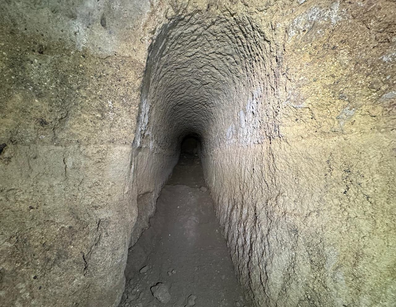 Μία από τις σήραγγες που βρέθηκαν κάτω από την ετρουσκική πόλη του Βέιους (Veii). Φωτογραφία: Ιταλικό Υπουργείο Πολιτισμού