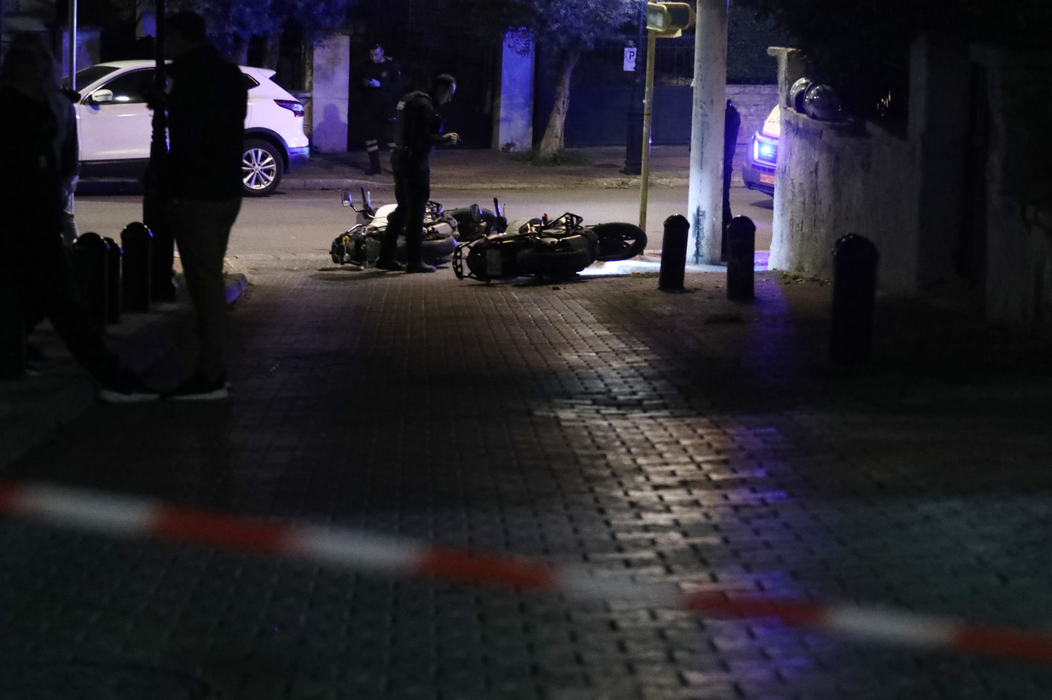 Άγιος Δημήτριος: Διαρρήκτες εμβόλισαν μηχανές της ΔΙΑΣ και τραυμάτισαν 3 αστυνομικούς – Έπεσαν πυροβολισμοί