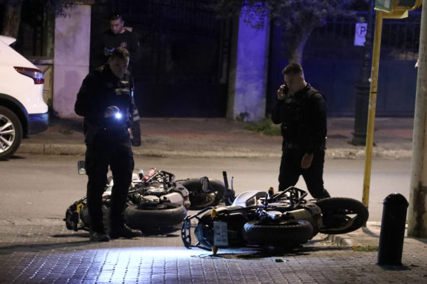 Άγιος Δημήτριος: Διαρρήκτες εμβόλισαν μηχανές της ΔΙΑΣ και τραυμάτισαν 3 αστυνομικούς – Έπεσαν πυροβολισμοί