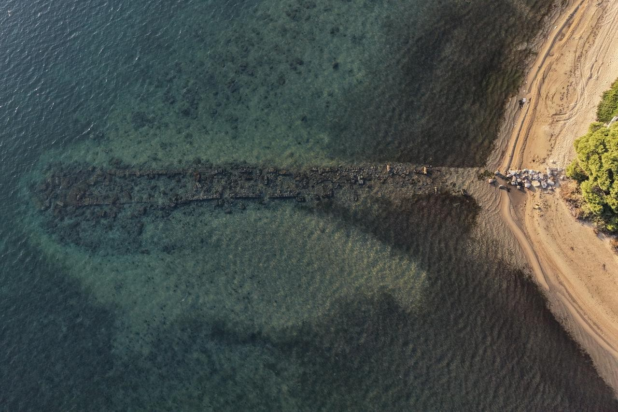 Λήψη από drone του περιγράμματος των υποβρύχιων πέτρινων λιμενικών δομών που αποκάλυψε η πτώση της στάθμης της θάλασσας.