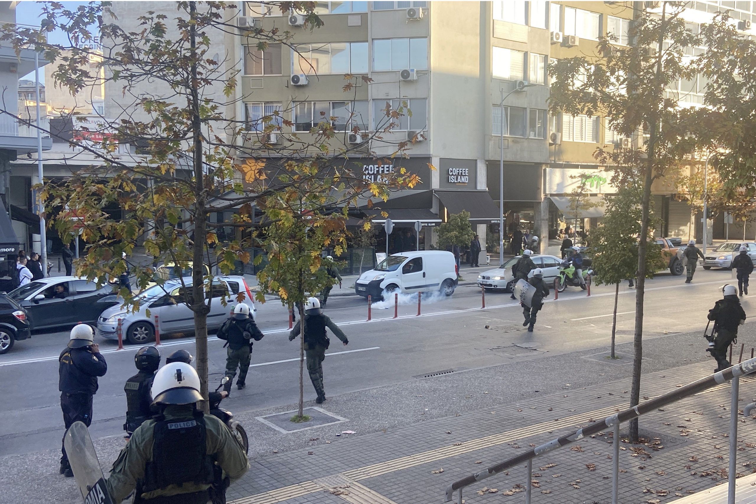Δολοφονία Άλκη Καμπανού: Δίωξη σε βαθμό πλημμελήματος στους 2 συλληφθέντες για την ένταση έξω από τα δικαστήρια