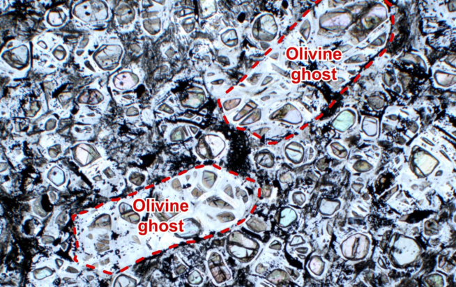 Ο ολιβινικός συσσωρευσιγενής πετρωμάτων από τον Σχηματισμό Weltevreden δείχνει ότι, αν και αυτά τα συσσωματώματα έχουν υποστεί σημαντική αλλοίωση, εξακολουθούν να περιέχουν διατηρημένους, αναλλοίωτους πυρήνες ολιβίνη (μικροσκοπική εικόνα ληφθείσα σε επίπεδο πολωμένο φως). Φωτογραφία: A. Vezinet et al., Nature Communications 2025