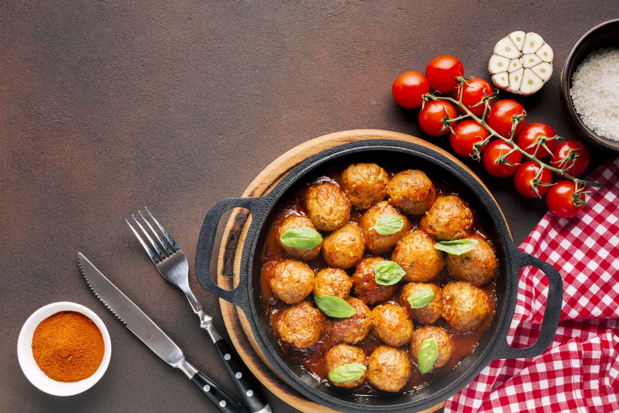 Συνταγή για κεφτεδάκια λουκάνικου - ένα αξέχαστο ρετρό ορεκτικό που θα κάνει το επόμενο πάρτι σας αξέχαστο. Φωτογραφία: Freepik