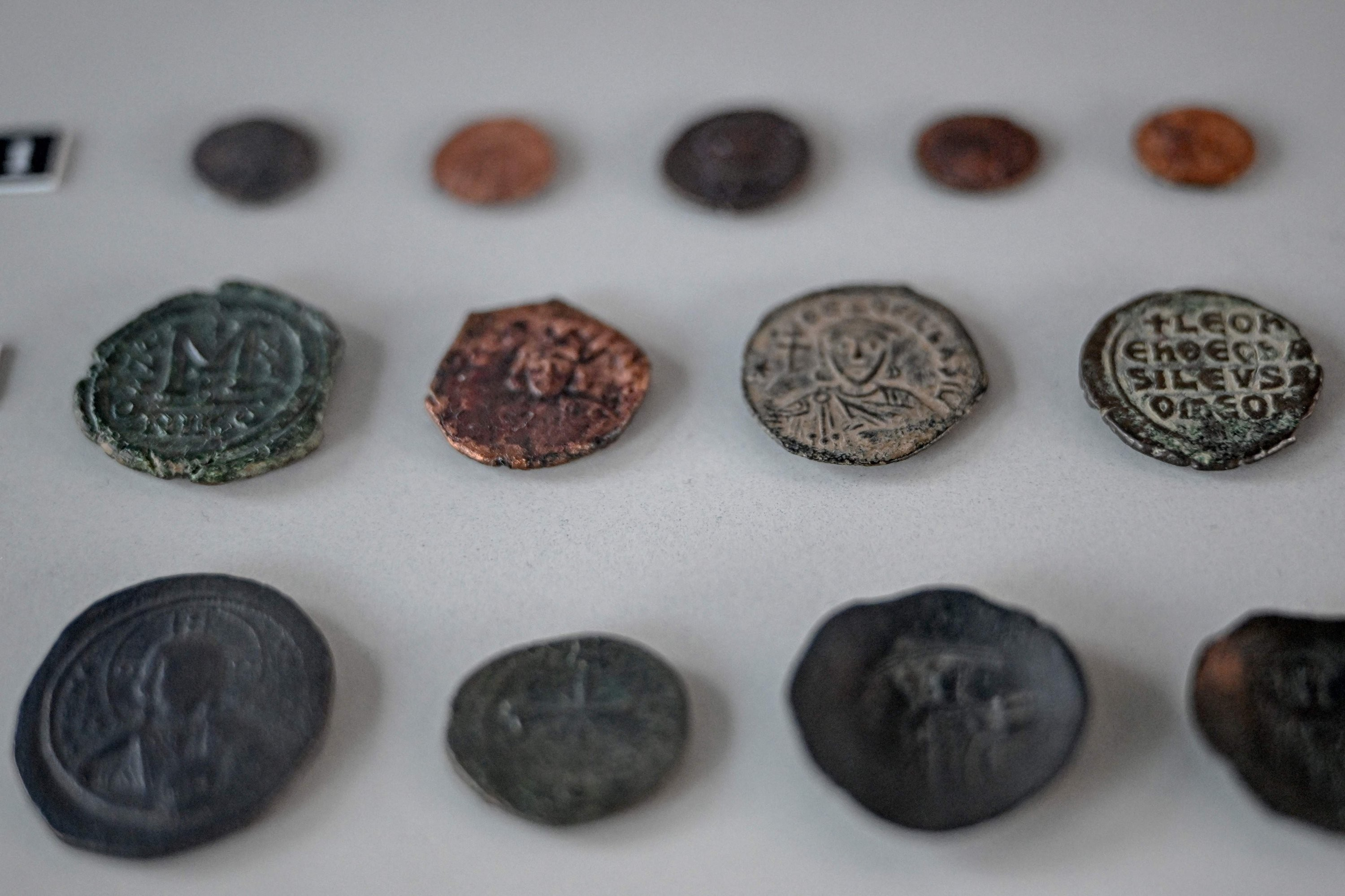 Ιστορικά νομίσματα, που βρέθηκαν στον χώρο της βυθισμένης Βυζαντινής Βασιλικής των Αγίων Πατέρων στην ακτή της λίμνης Ιζνίκ (Iznik), εκτίθενται στο μουσείο της Βυζαντινής Βασιλικής του Αγίου Νεοφύτου, στο Ιζνίκ της Προύσας (Bursa), Τουρκία, στις 31 Οκτωβρίου 2025. Φωτογραφία AFP