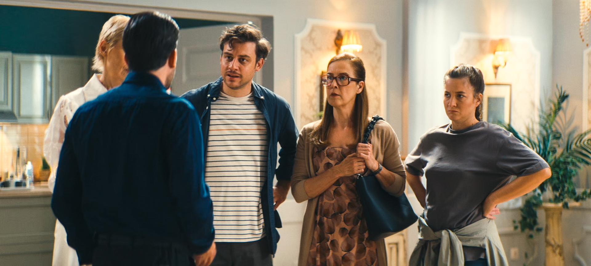 Γιατί ρε πατέρα: Η Χρυσώ και η Αντιγόνη γνωρίζουν έκπληκτες τη μέλλουσα «σύζυγο» του Φώντα, απόψε στις 22:30