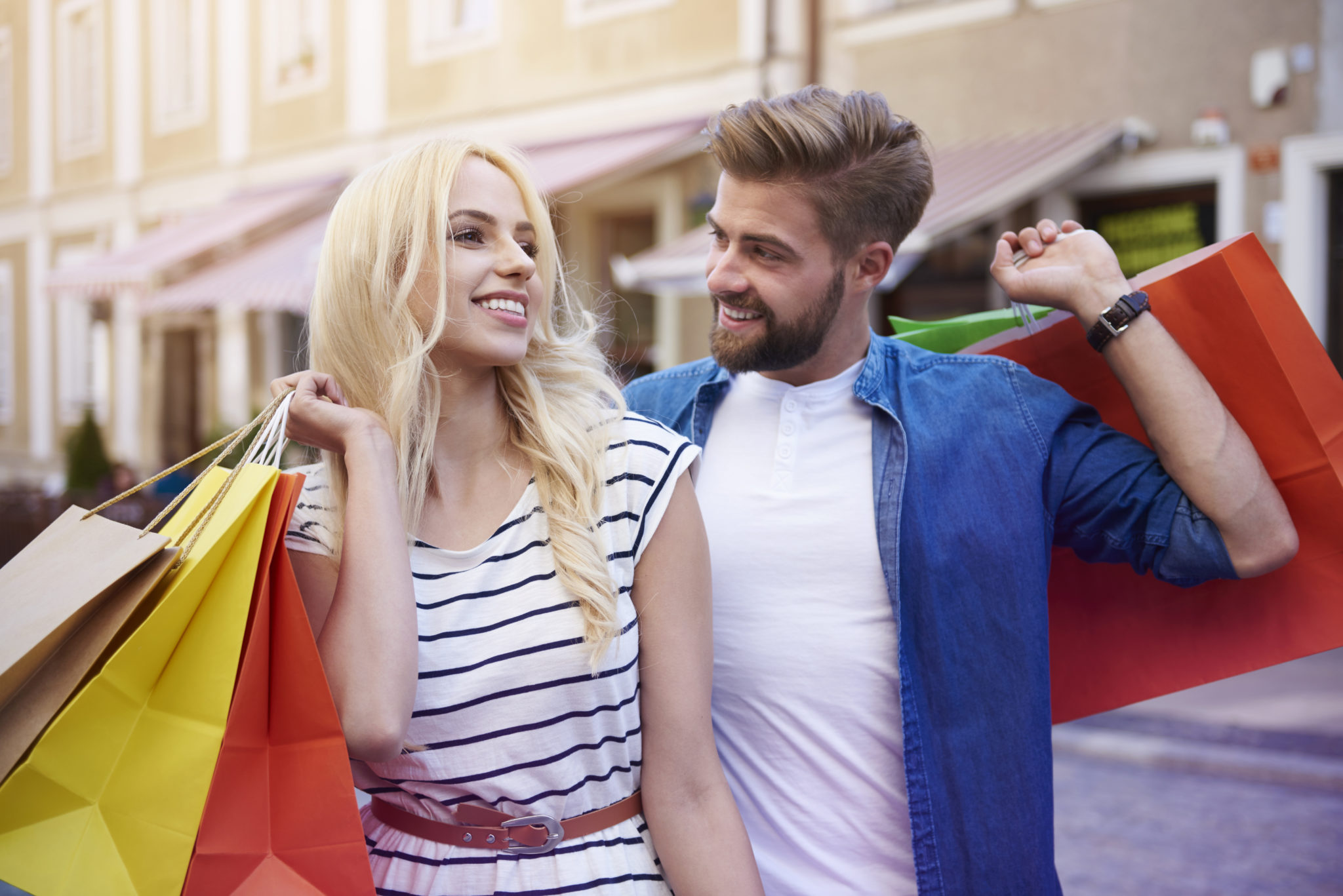 Βγήκε ραντεβού με κάποιον και πήγαν για ψώνια - "μου ζήτησε να πάω σπίτι του και να κρεμάσω το κουρτινόξυλο". Φωτογραφία: Freepik