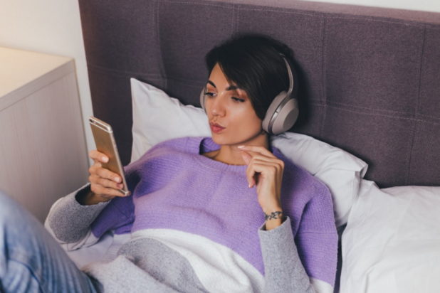 «Πέφτω για ύπνο αμέσως κάθε βράδυ ακούγοντας έναν ασυνήθιστο ήχο» - Το κόλπο που βοήθησε μια γυναίκα να κοιμάται καλά