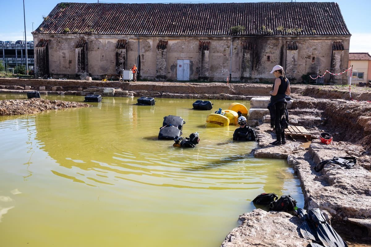 Η πυριτιδαποθήκη Milhaud (17ος αιώνας) και η προβλήτα της κατά τη διάρκεια υποβρύχιας ανασκαφής από καταδυόμενους αρχαιολόγους του INRAP. Φωτογραφία: Flore Giraud, Inrap