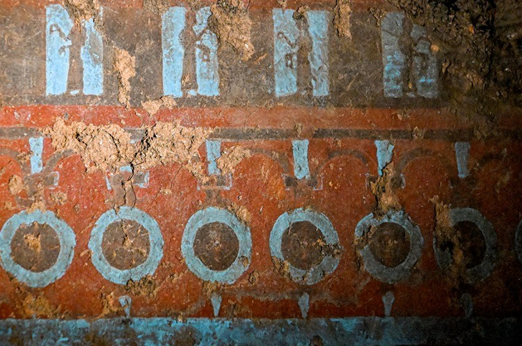 Οι ζωγραφισμένες μορφές μπορεί να αναπαριστούν θεότητες της Ουραρτίας, πομπές ή μυθολογικές σκηνές που συνδέονται με βασιλικές ή θρησκευτικές τελετές. Πηγή: AA