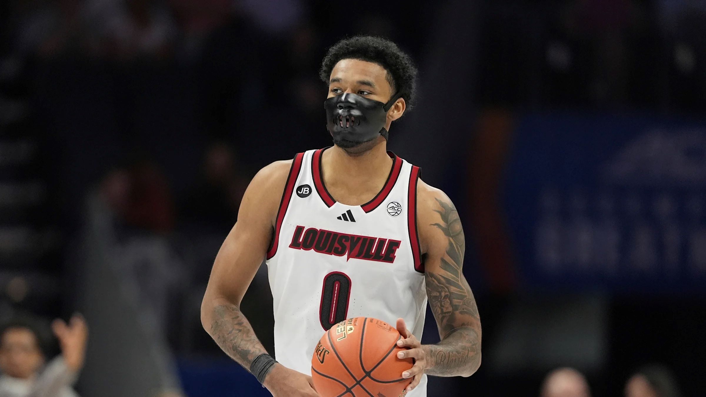 NCAA: Η μάσκα του «Χάνιμπαλ Λέκτερ» που κράτησε τον Τζέιμς Σκοτ στα παρκέ και τραβάει τα βλέμματα στα social media