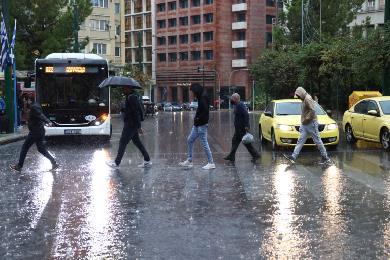 Καιρός: Πρόβλεψη Μαρουσάκη για «αρκετά επικίνδυνο 24ωρο» – Μπουρίνια, χαλάζι, κεραυνοί και ενίσχυση ανέμων από το απόγευμα
