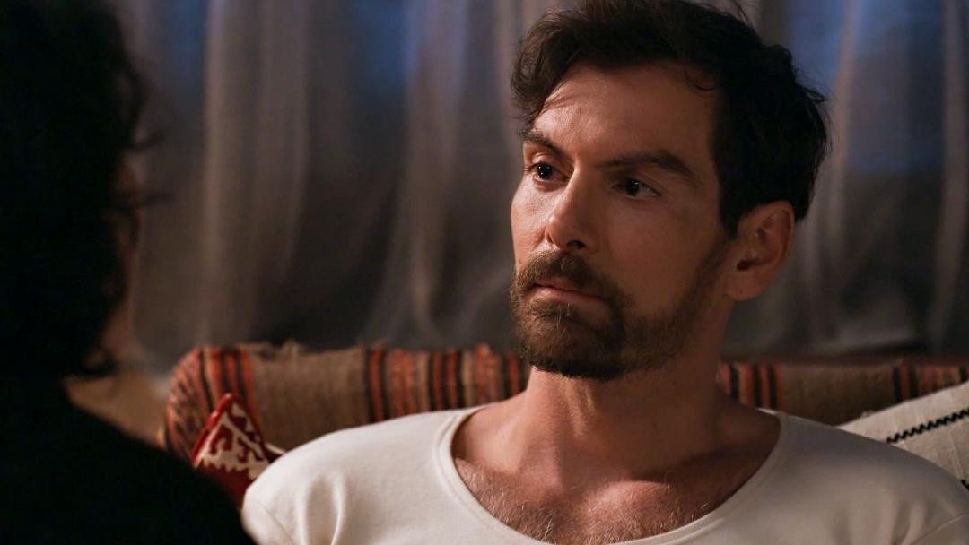 Grand Hotel: Ο Αστυνόμος Κομνηνός συναντά τον Πέτρο, απόψε στις 21:00 στον ΑΝΤ1