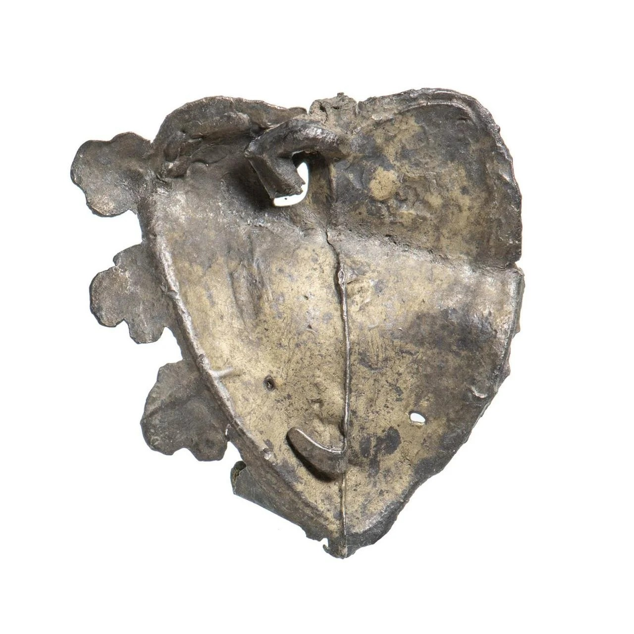 Μεσαιωνικό μολύβδινο έμβλημα σε σχήμα ανθισμένης καρδιάς, ένα κοινό έμβλημα του 14ου–15ου αιώνα. Φωτογραφία : MOLA 2025 