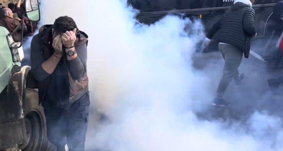 Θεσσαλία: Επεισοδιακά ξεκίνησαν τα πρώτα μπλόκα των αγροτών – Ένταση και χημικά σε Πλατύκαμπο και Νίκαια – Βίντεο