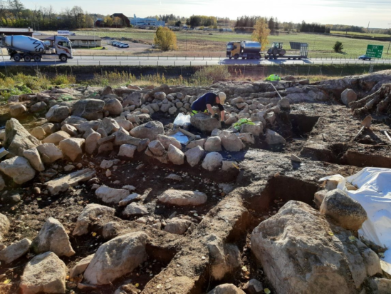 Οι αρχαιολόγοι ανακαλύπτουν όρθια σπαθιά, αστραφτερές χάντρες και περίτεχνο εξοπλισμό αλόγων από τάφους Βίκινγκ κατά μήκος του E18 της Σουηδίας, αποκαλύπτοντας έναν ξεχασμένο κόσμο. Φωτογραφία : Arkeologerna