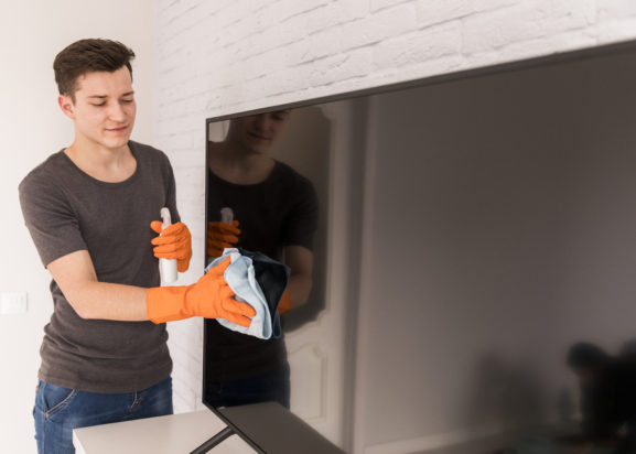 Τηλεόραση: Τι θα συμβεί εάν καθαρίσετε την οθόνη με καθαριστικό τζαμιών