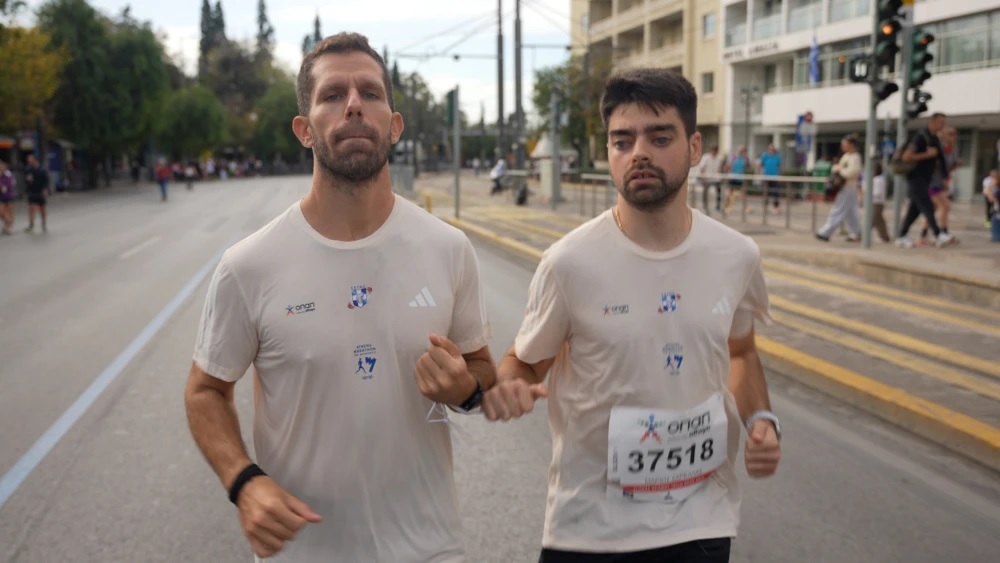 Το πιο δυνατό μήνυμα του Αυθεντικού Μαραθωνίου από τον Μάριο Σαρέλλα – Ο δρομέας με πρόβλημα όρασης που ξεχώρισε στην εφετινή διοργάνωση