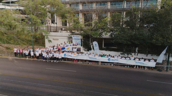 Ομαδική φωτογραφία των δρομέων της HELLENiQ ENERGY, λίγο πριν την εκκίνηση των 5 χλμ.