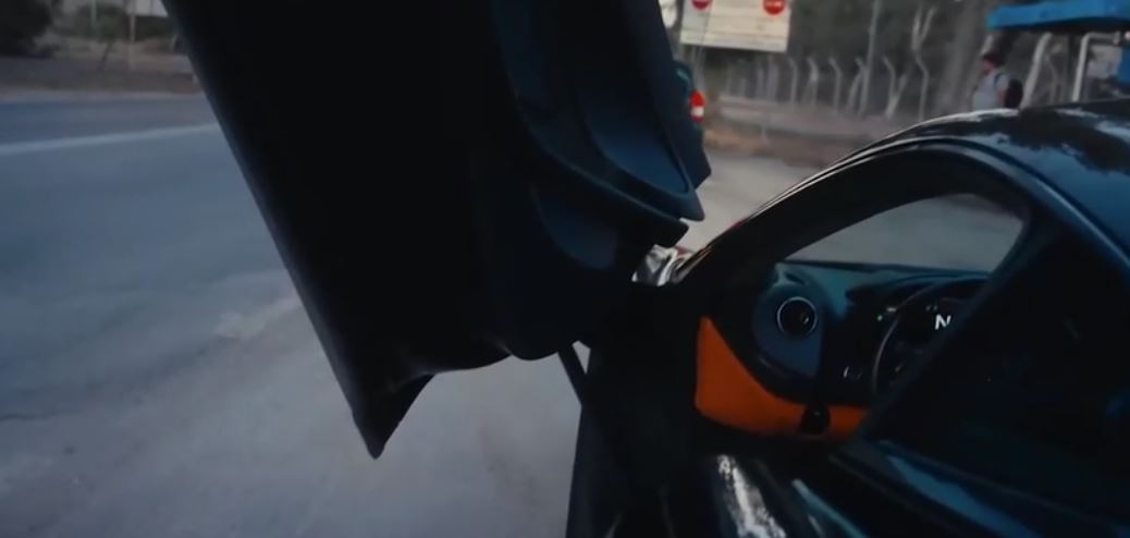 Αττική Οδός: McLaren τρέχει με 250 χλμ/ώρα και αστυνομικός ακούγεται να λέει στον οδηγό… «πάτα το»