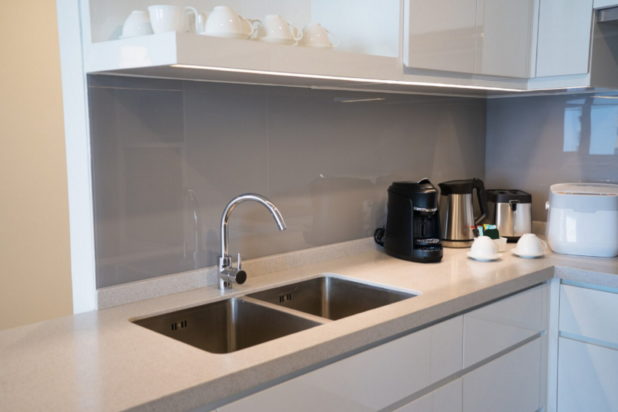 Νεροχύτης: Το απλό κόλπο με 3 φυσικά υλικά για να εξαφανίσετε τους λεκέδες σκουριάς