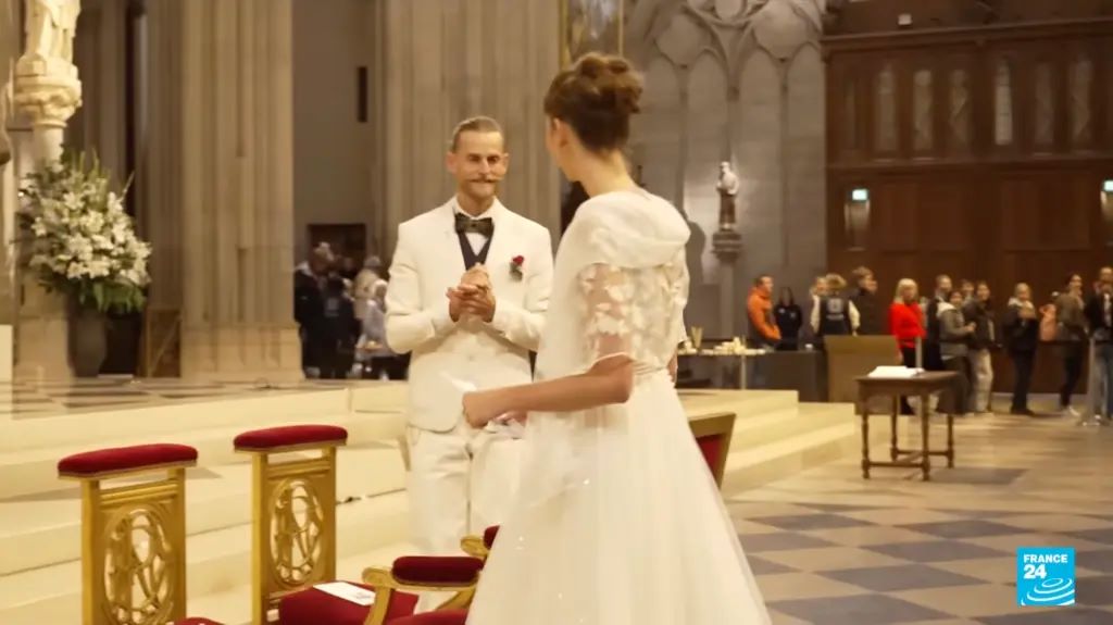 Παναγία των Παρισίων: Ο πρώτος γάμος έπειτα από 30 χρόνια – Γαμπρός ένας ξυλουργός που βοήθησε στην ανακατασκευή