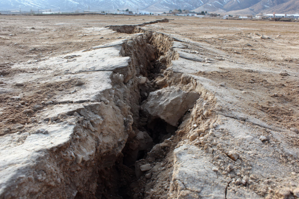 Πειράματα αποκαλύπτουν ότι ορυκτά βαθιά στο υπέδαφος μπορούν να ενωθούν γρήγορα μετά από ένα σεισμικό γεγονός, επιτρέποντας στα ρήγματα να επουλωθούν σε εκπληκτικά σύντομους χρόνους. Φωτογραφία: SciTechDaily.com