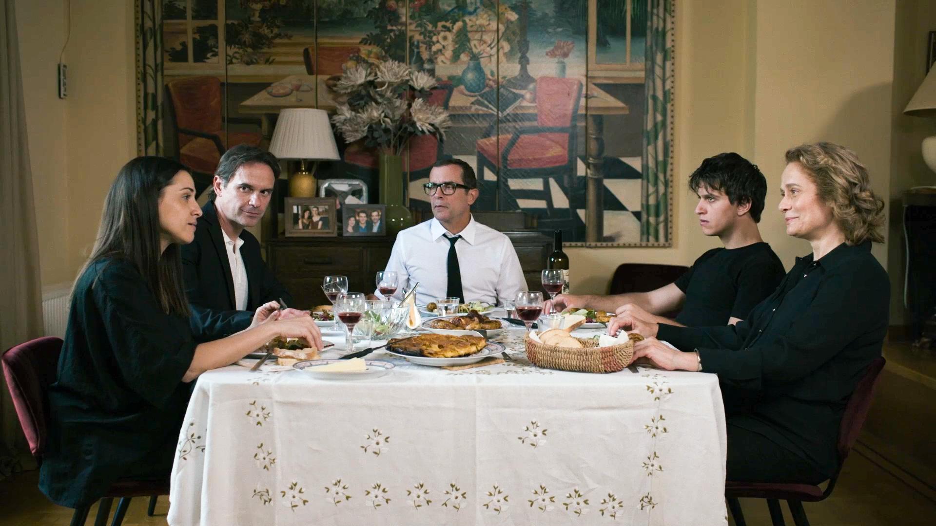 Ο Δικαστής:  Το μνημόσυνο της συζύγου του Δικαστή γίνεται η αφορμή να έρθουν στο φως μυστικά από το παρελθόν – Τι θα δούμε στα επόμενα επεισόδια