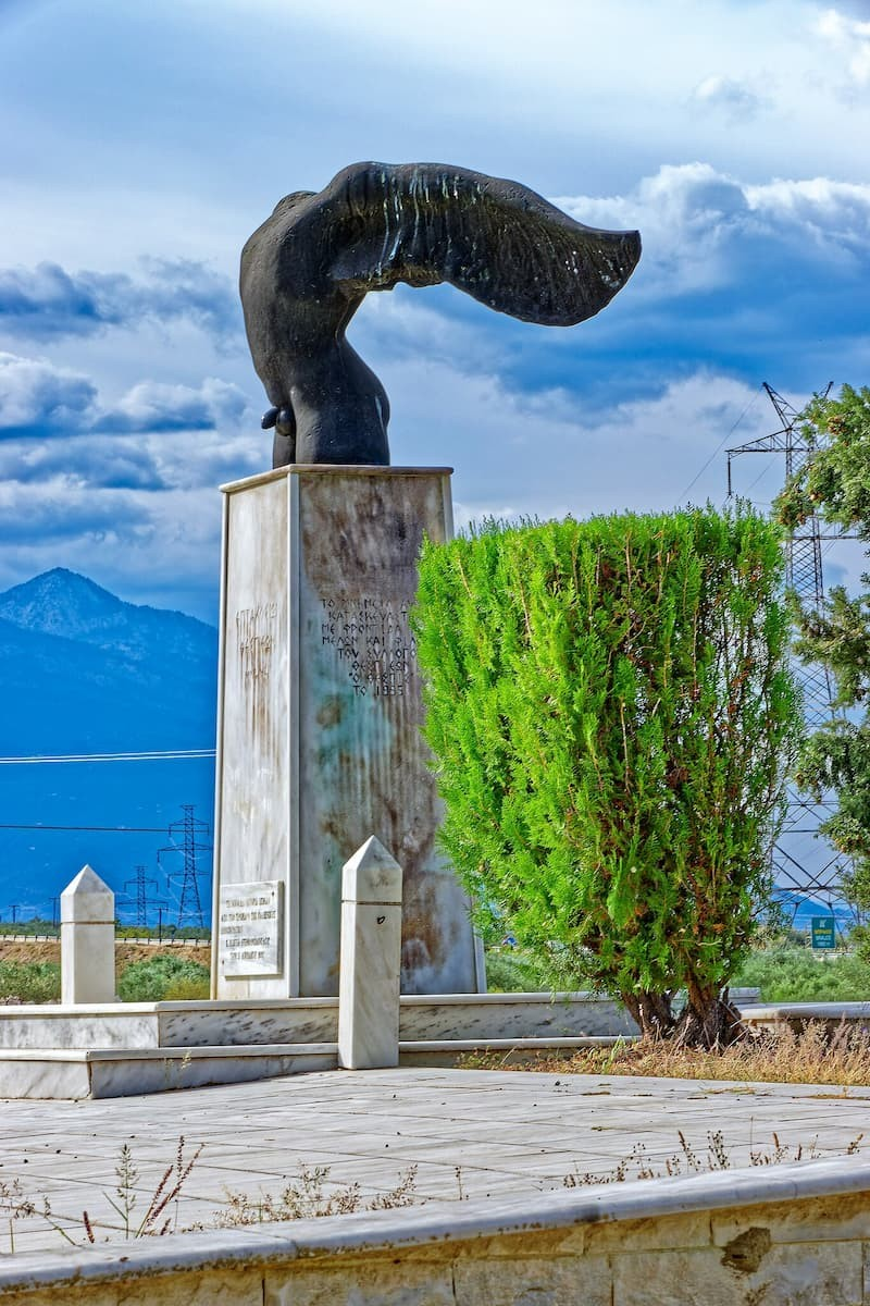 Το μνημείο για τους Θεσπιείς πολεμιστές στις Θερμοπύλες, ένα άγαλμα του θεού Έρωτα. Φωτογραφία: Χόλγκερ Ούβε Σμιτ / Wikimedia Commons 