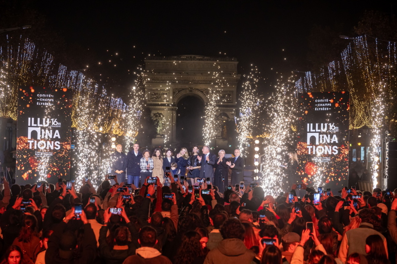 «Μύρισαν» Χριστούγεννα στο Παρίσι: Στόλισαν την Λεωφόρο Ηλυσίων Πεδίων – Δείτε βίντεο και φωτογραφίες