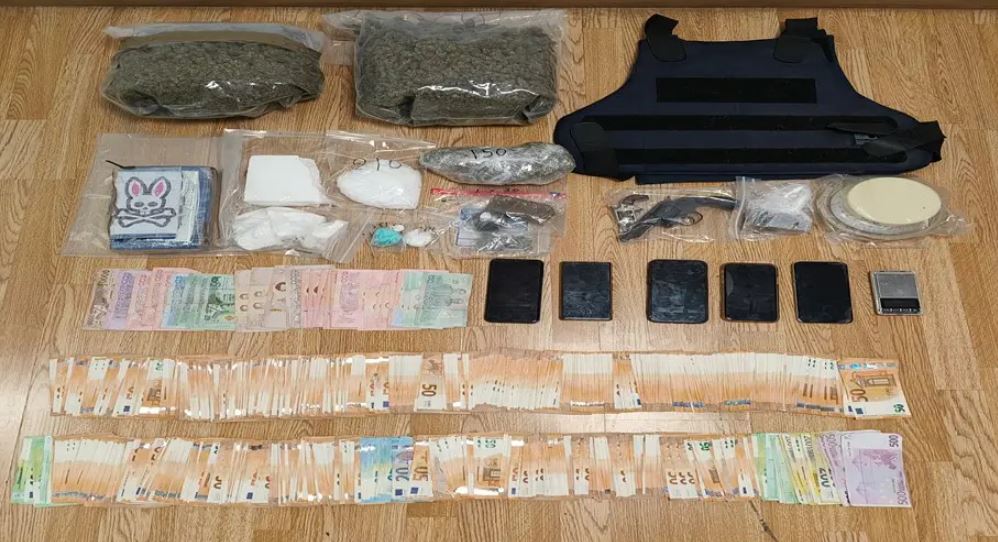 Πειραιάς: 3 συλλήψεις για κατοχή και διακίνηση ναρκωτικών ουσιών – Κατασχέθηκαν και όπλα – Δείτε βίντεο