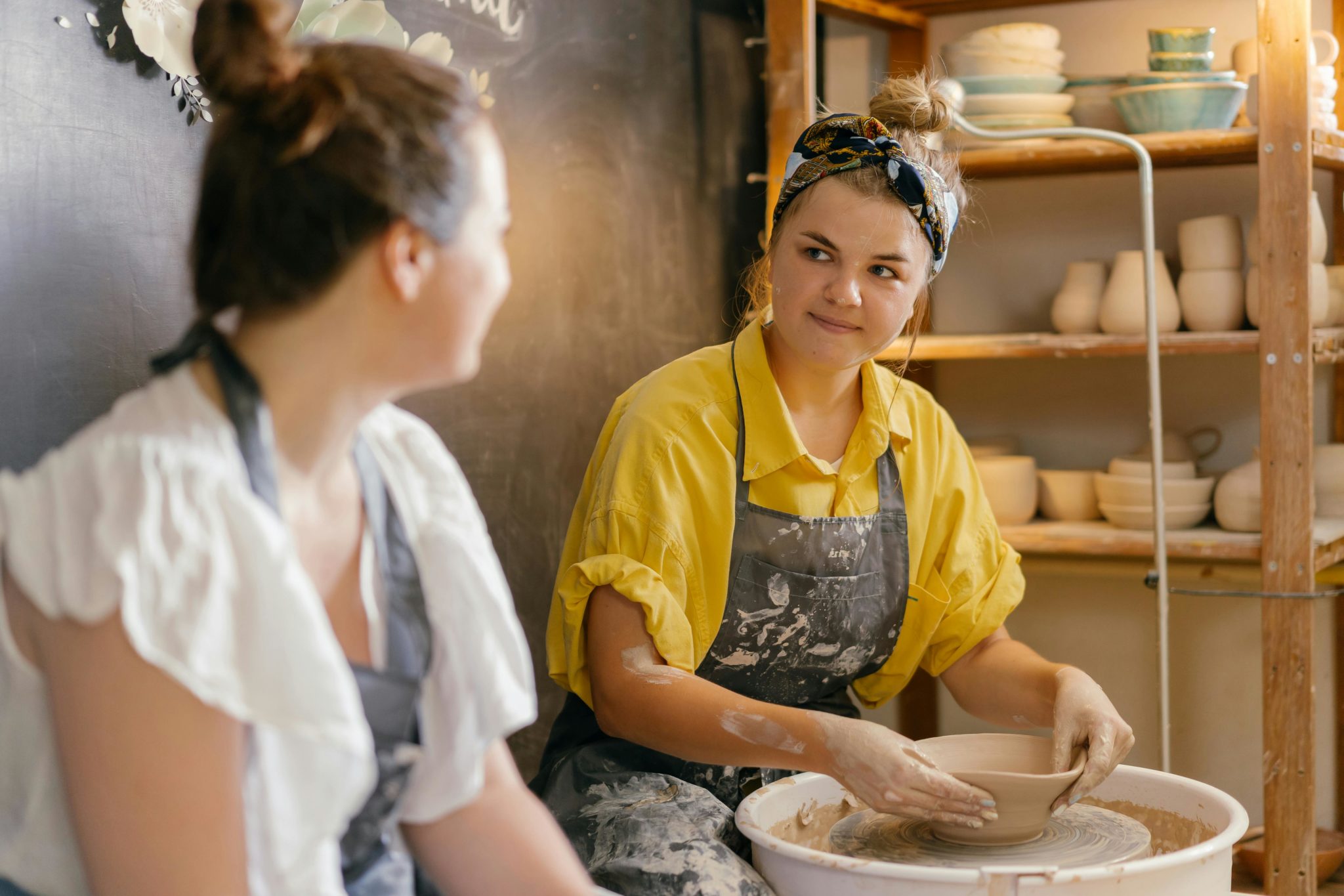 Τα 8 «σιωπηλά» σημάδια που μαρτυρούν ότι κάποιος ζηλεύει, αλλά το κρύβει καλά