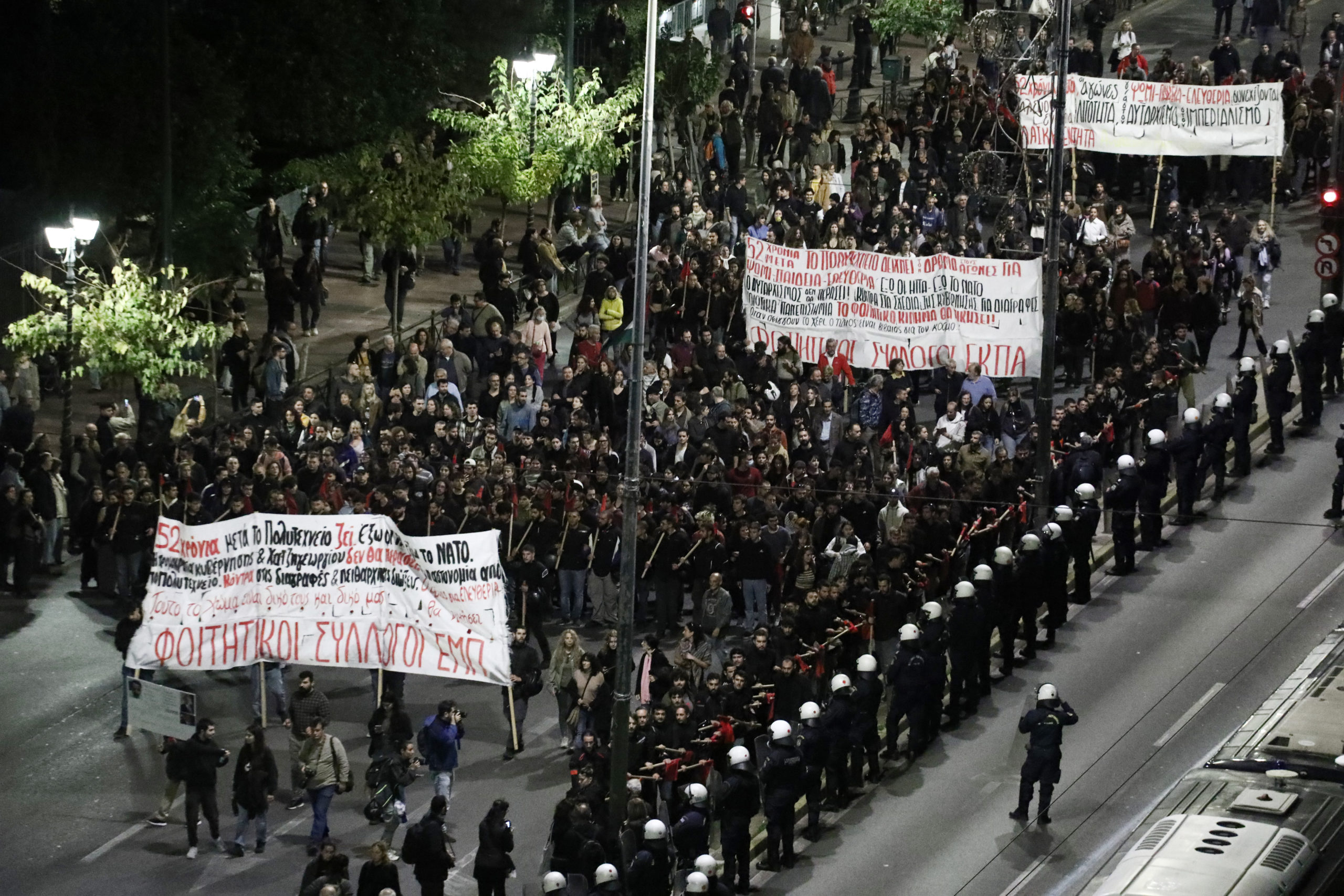 Πολυτεχνείο: Ολοκληρώθηκε η μεγάλη πορεία στην Αθήνα – Άνοιξαν οι δρόμοι – ΦΩΤΟ και ΒΙΝΤΕΟ