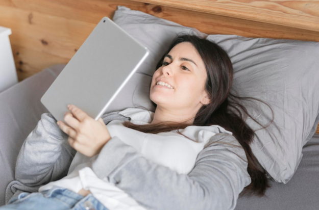 Ύπνος: Ορθοπεδικός προτείνει να σταματήσετε μία συνήθεια για καλύτερη στάση του σώματος και προστασία της επιδερμίδας