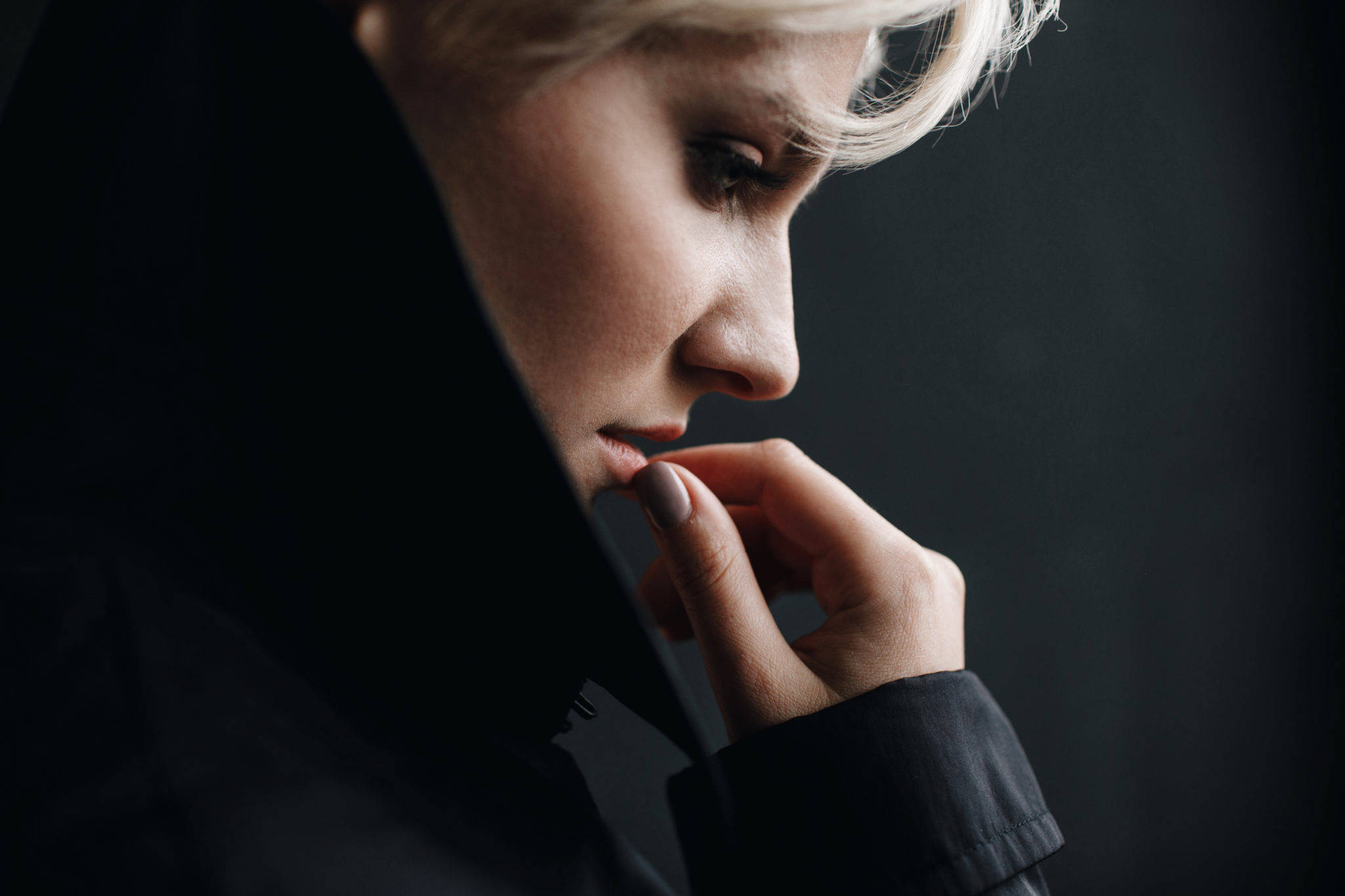 Θρηνεί τον θάνατο του πατέρα της και ο άνεργος άνδρας της έχει την απαίτηση να μαγειρεύει - "με κατηγόρησε πως είμαι εγωίστρια". Φωτογραφία: Freepik