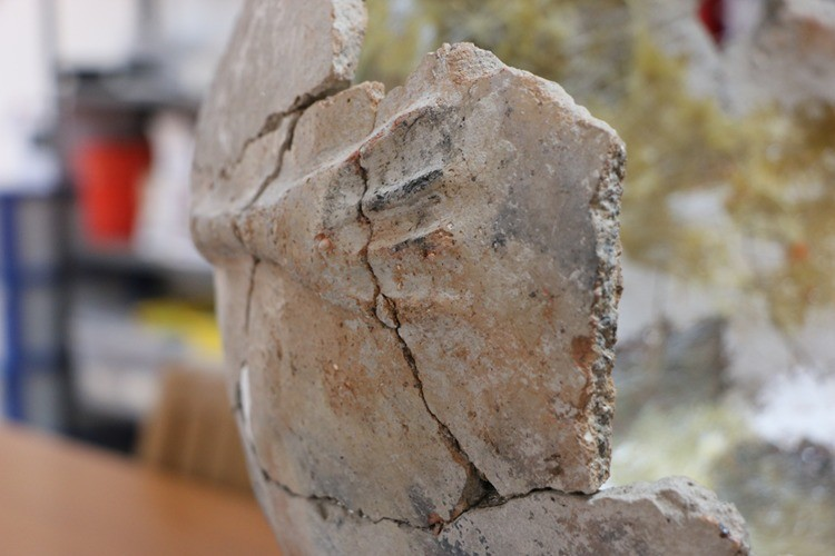 Κοντινό πλάνο του ανάγλυφου χεριού σκαλισμένου στην επιφάνεια του πίθου, που δείχνει ένα δάχτυλο να λείπει — ερμηνεύεται ως πιθανό σύμβολο πένθους. Φωτογραφία: Zehra Ongan/AA