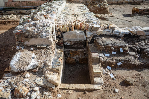 Καλυμμένο τούβλινο κανάλι χτισμένο στον περιμετρικό τοίχο της πυριτιδαποθήκης Milhaud (17ος-18ος αιώνας). Φωτογραφία: Flore Giraud, Inrap