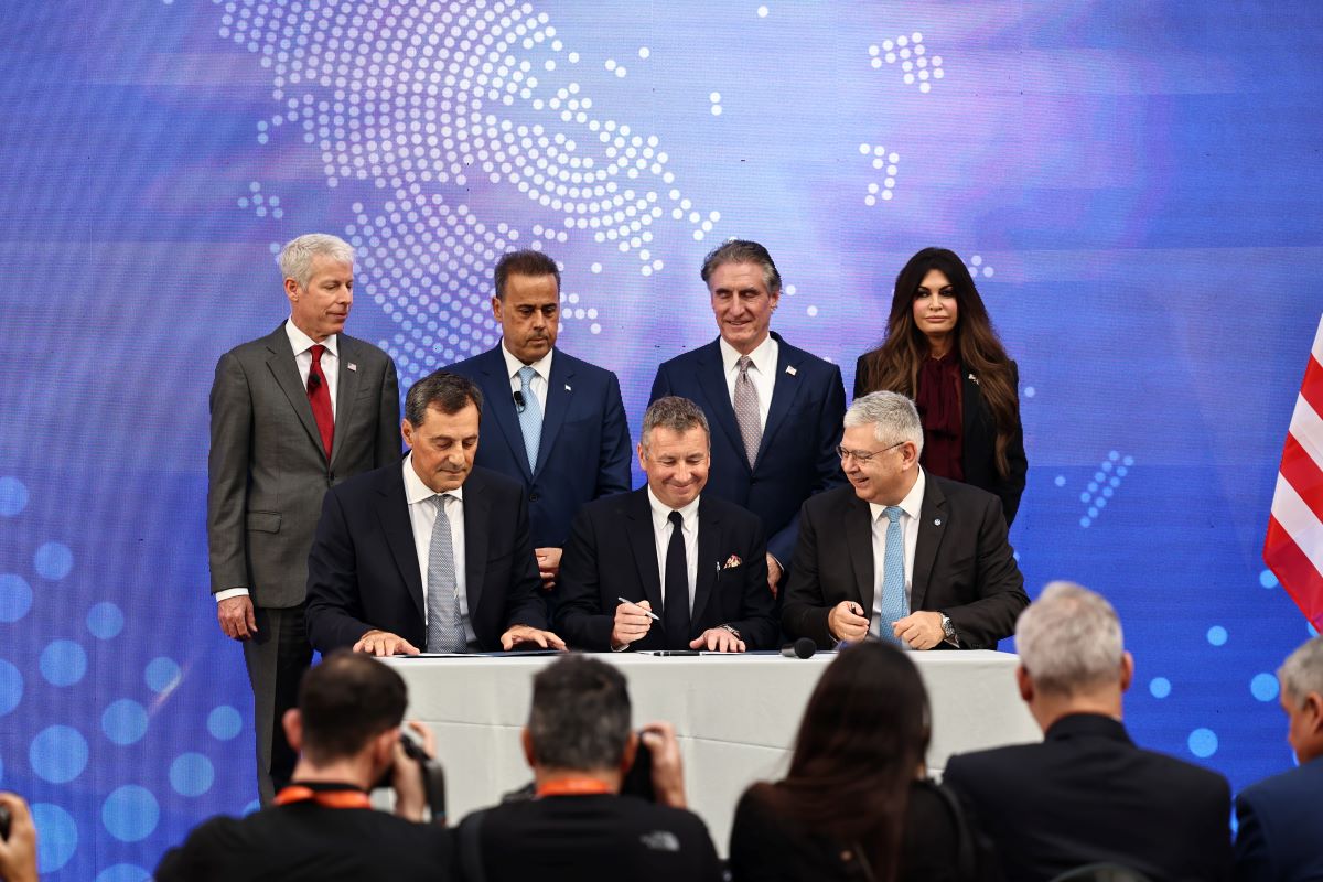 αντιπρόεδρος της ExxonMobil Τζον Αρντιλ, ο επικεφαλής της Energean Μαθιού Ρήγα και ο διευθύνων σύμβουλος της Helleniq Energy, Ανδρέας Σιάμισιης Κίμπερλι Γκιλφόιλ συνέδριο P-TEC