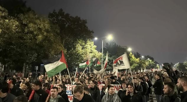 Θεσσαλονίκη: Σε εξέλιξη η μαζική πορεία για την 52η επέτειο του Πολυτεχνείου – ΦΩΤΟ και ΒΙΝΤΕΟ