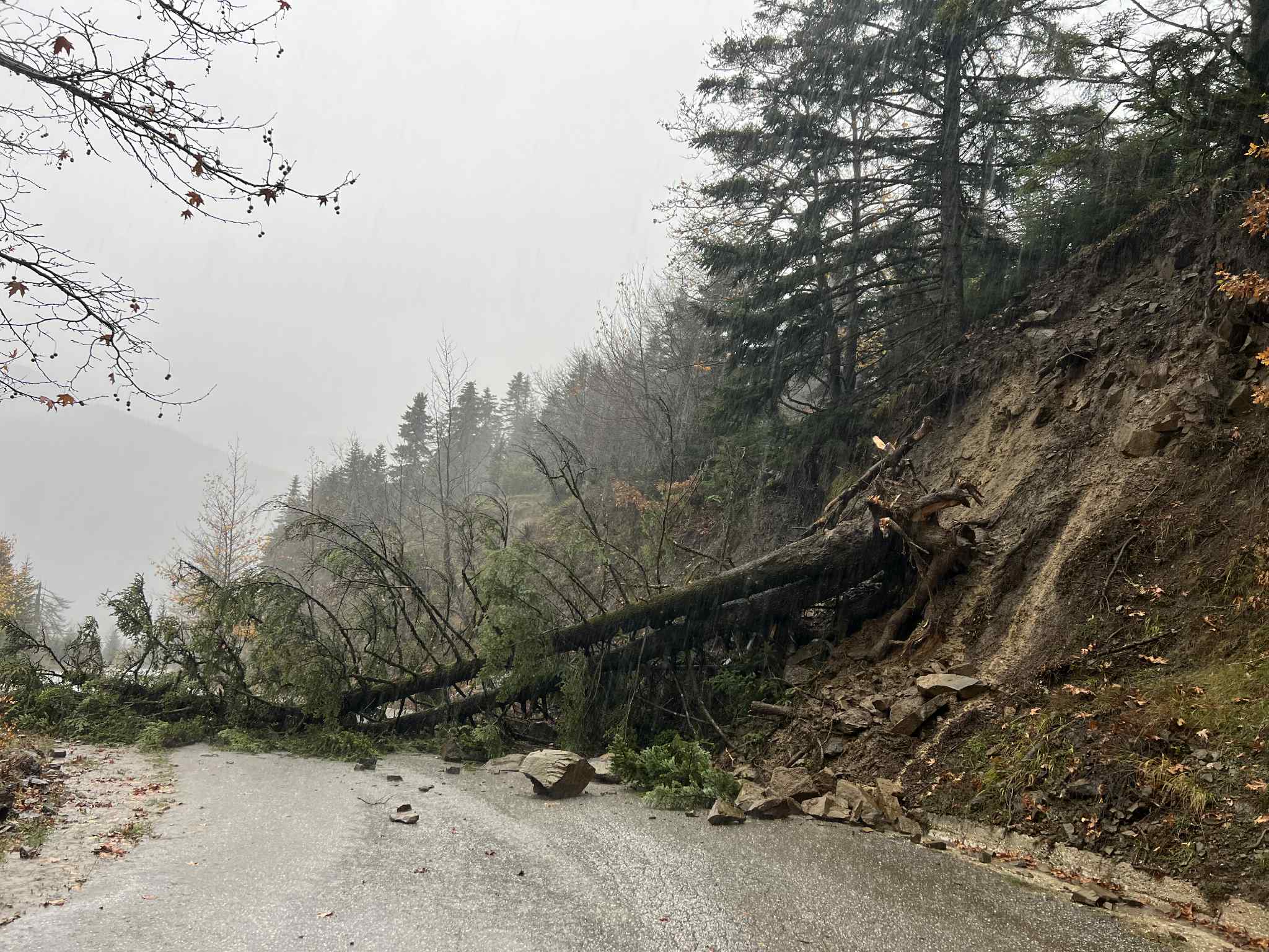 Κακοκαιρία στα Τρίκαλα: Αποκλεισμένα παραμένουν χωριά στην περιοχή του Ασπροποτάμου
