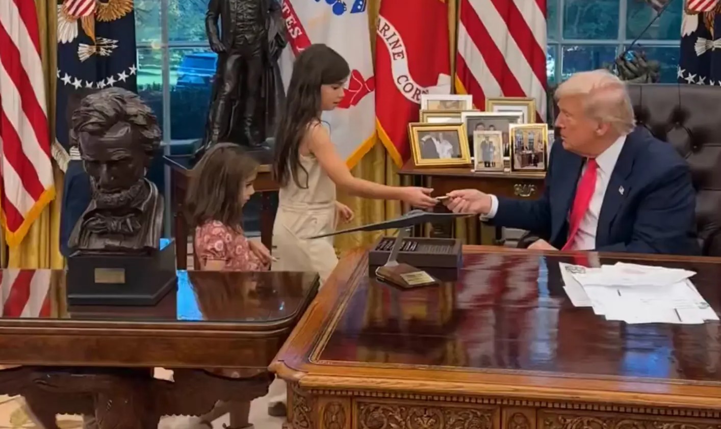 Τραμπ: Μικρά παιδιά τον επισκέφθηκαν στο Οβάλ Γραφείο – «Είναι τόσο γλυκιά» – Βίντεο