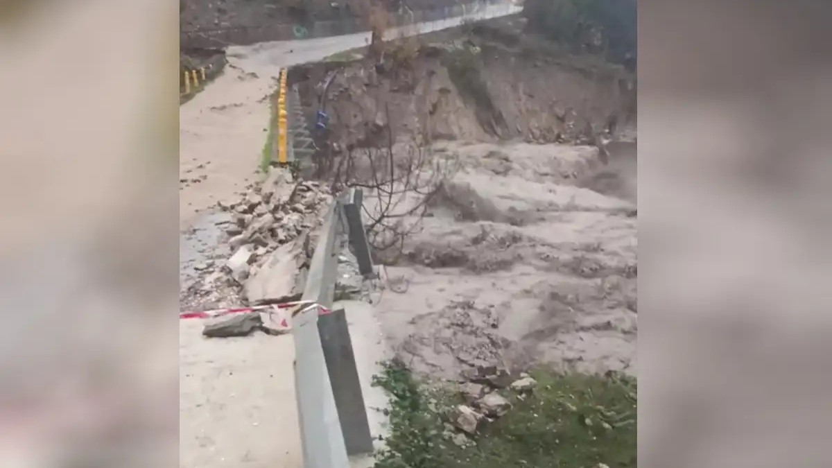 Ιωάννινα: Δύσκολη η νύχτα στα Βόρεια Τζουμέρκα – Εγκλωβισμένοι σε ξενοδοχείο στους Μελισσουργούς