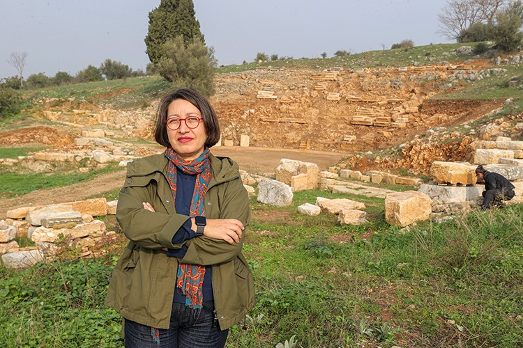 Η διευθύντρια της ανασκαφής, καθηγήτρια Δρ. Derya Şahin, επιβλέπει την αποκατάσταση ενός καθίσματος με την επιγραφή «Λωνίδος» στο Αρχαίο Θέατρο Απολλωνίας προς Ρυνδακόν. Φωτογραφία: Mustafa Yılmaz/AA