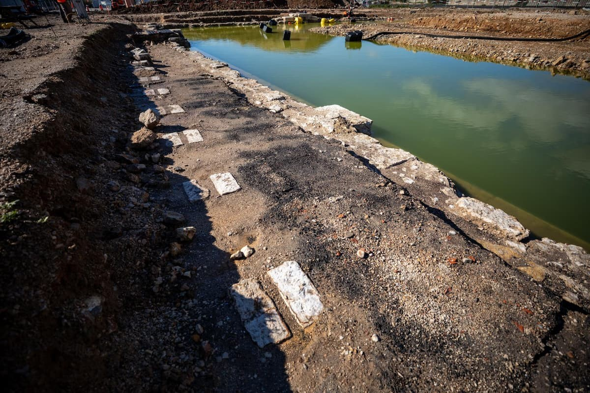 Η προβλήτα της πυριτιδαποθήκης Milhaud καθαρίστηκε από το ανάχωμα της δεκαετίας του 1930 και επανήλθε στο νερό για τους σκοπούς της ανασκαφής. Στο προσκήνιο, τα απομεινάρια της σιδηροδρομικής γραμμής που εγκαταστάθηκε τον 19ο αιώνα. Φωτογραφία: Flore Giraud, Inrap
