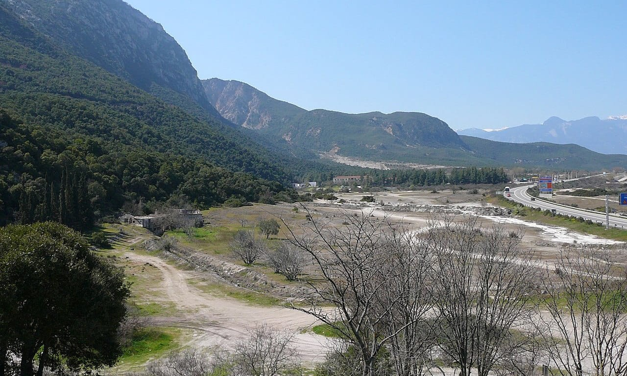 Θερμοπύλες σήμερα. Στην αρχαιότητα, η ακτογραμμή βρισκόταν εκεί που είναι ο δρόμος σήμερα. Φωτογραφία: Fkerasar / Wikimedia Commons 