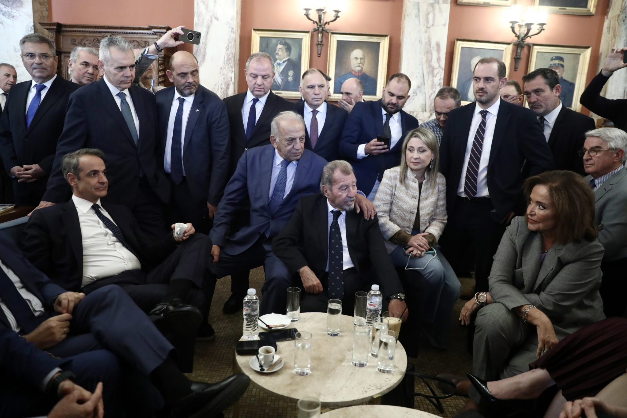 Βουλή Μητσοτάκης καφές